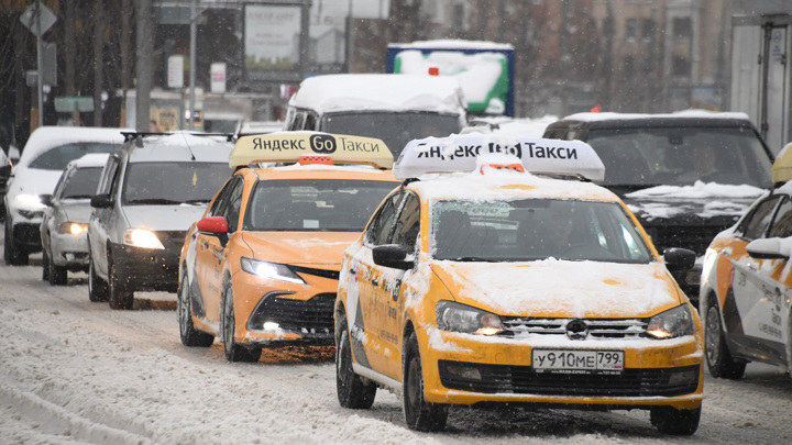 В Москве из-за снегопада могут изменить маршруты автобусов