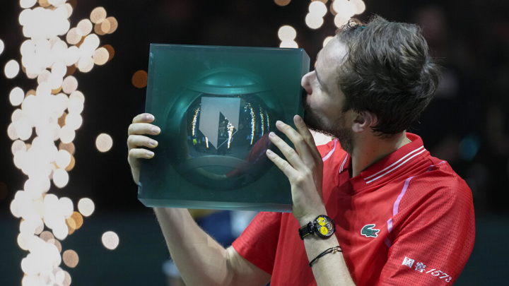 Даниил Медведев выиграл турнир в Роттердаме