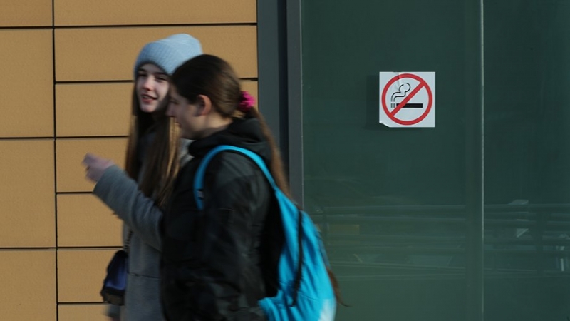 В Тюменской области ввели запрет на курение возле подъездов и ТЦ