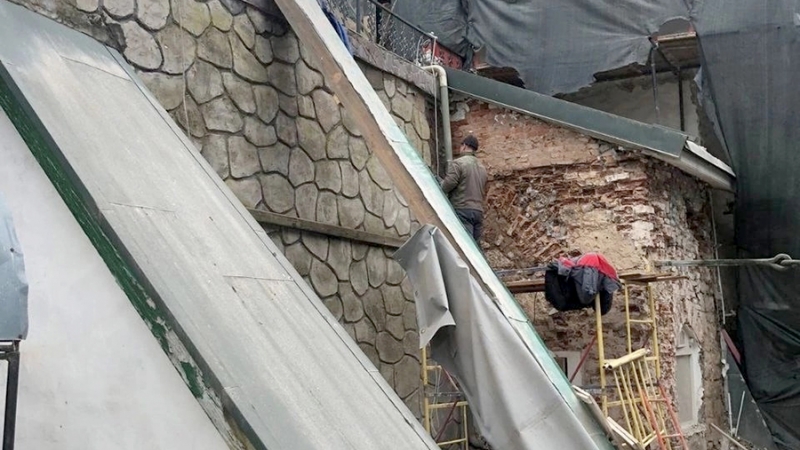 Аварийное состояние пристройки выявили в Псково-Печерском монастыре