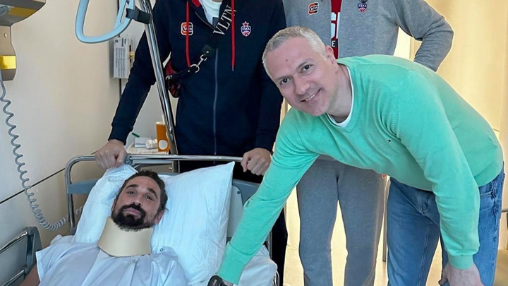Баскетболисты ЦСКА навестили Алексея Шведа в больнице