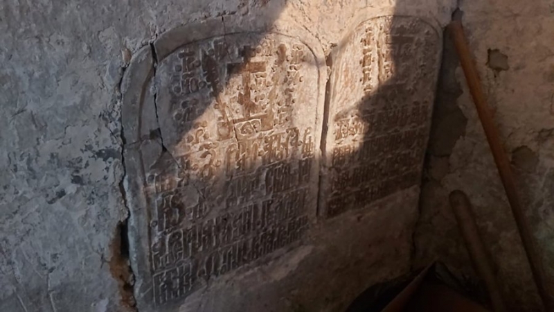 Исторические керамиды нашли в церкви в центре Пскова