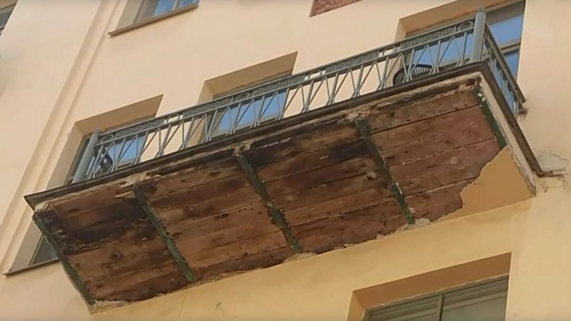 СК проведет проверку после обрушения балкона на доме Довлатова в Петербурге