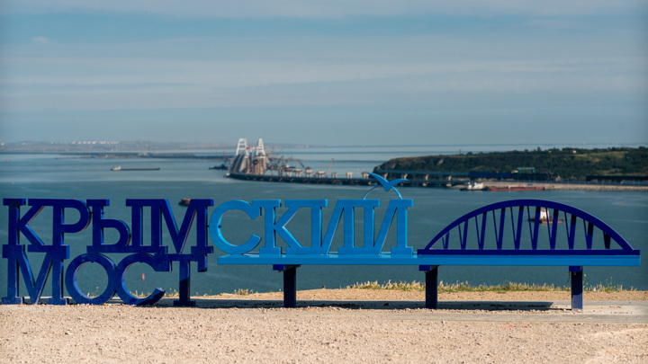 Десантные корабли начали перевозку машин на паромной переправе в Крыму