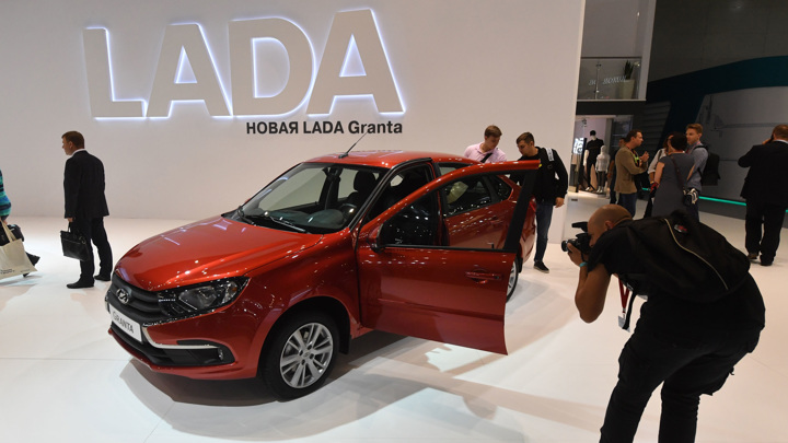 Ослабление рубля может повысить цену автомобилей Lada