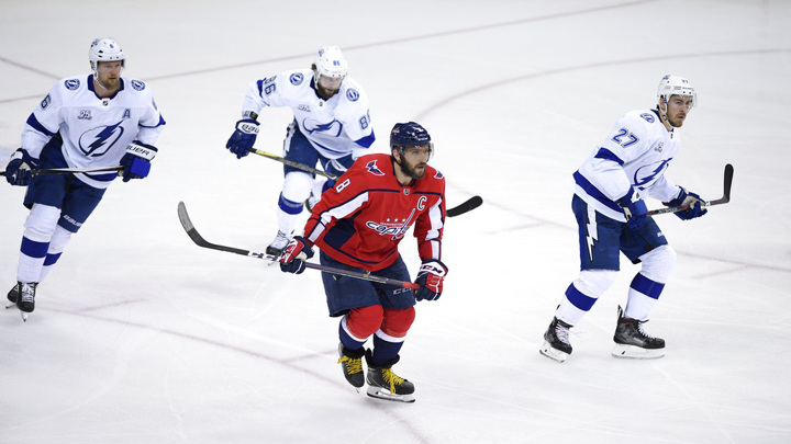 Четыре россиянина вошли в топ-10 крайних нападающих НХЛ