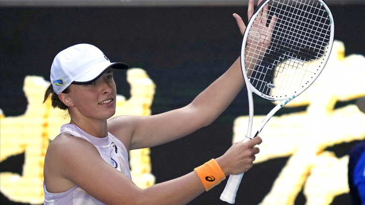 Свентек обыграла Вондроушуву в первом матче на Итоговом турнире WTA