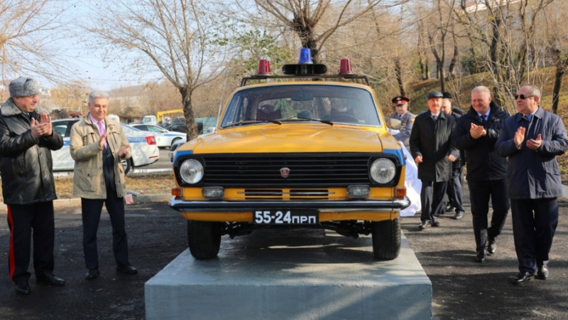 Памятник патрульному автомобилю милиции открыли во Владивостоке