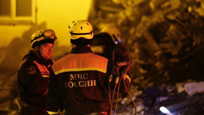 Почти 60 квартир рухнувшей хрущевки удалось обследовать в Астрахани