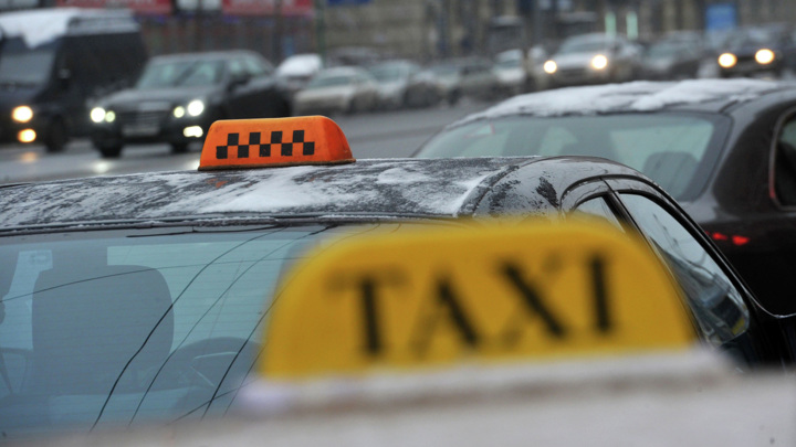 Из-за снегопада столичные таксисты подняли цены в два раза