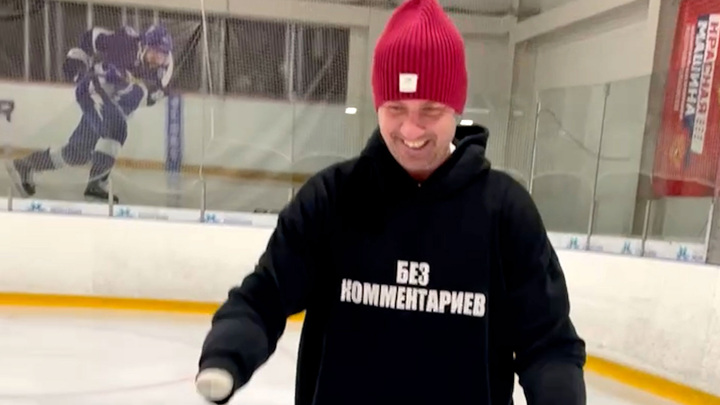 Роман Костомаров впервые вышел на лед на коньках