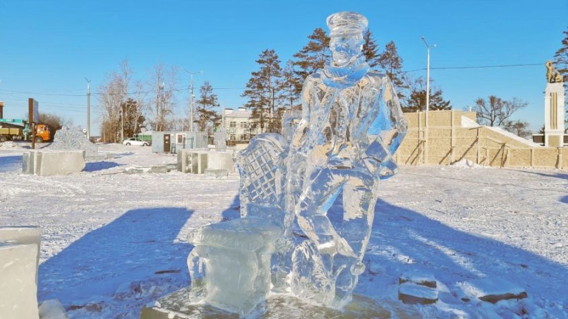 Скульптуру Остапа Бендера изо льда установили на площади в Свободном
