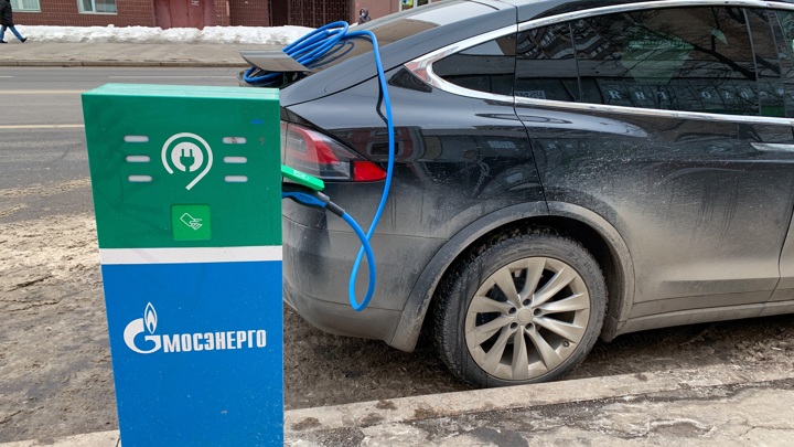 В Москве выросло количество электромобилей и зарядных станций