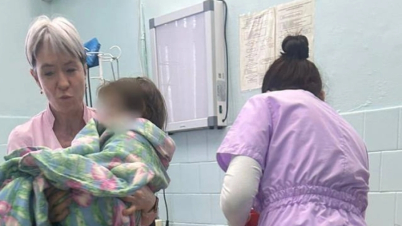 Замерзающую четырехлетнюю девочку спасли на дороге в Красноярском крае
