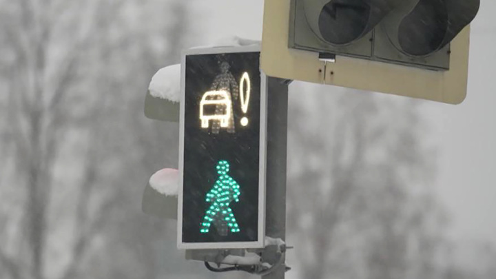 В Москве новые светофоры предупреждают пешеходов о машинах за углом