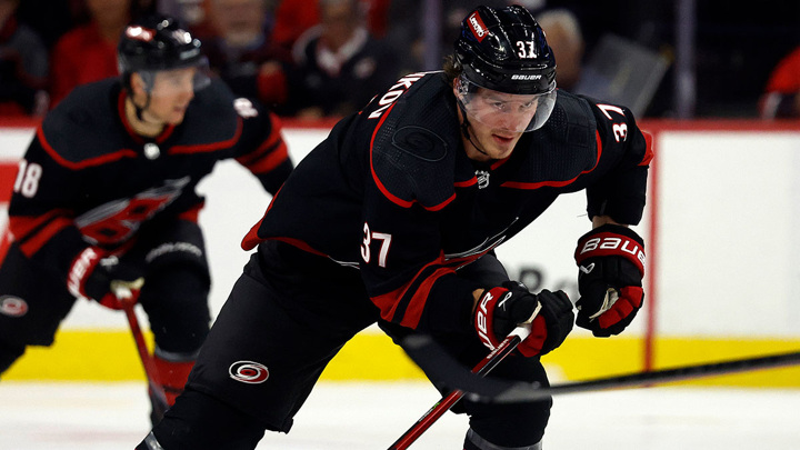 Три очка Свечникова принесли "Каролине" победу над "Ванкувером" в матче НХЛ - Новости на Вести.ru