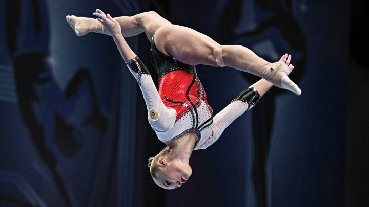 Гимнастка Мельникова выиграла квалификацию чемпионата мира в многоборье - Новости на Вести.ru