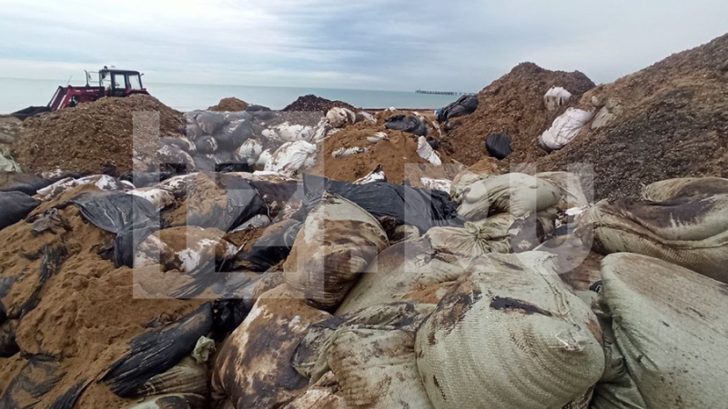 В Крыму ввели режим ЧС регионального характера из-за разлива мазута